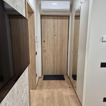 New Kreves & Free Parking & Self Check-in Apartment *